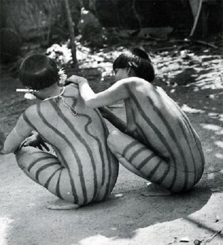   Femmes Yanomami s’ornant de dessins en peinture végétale, 1965  Photo ©