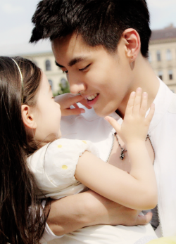 khaenine:  [Orig.] Yifan and his baby girl~