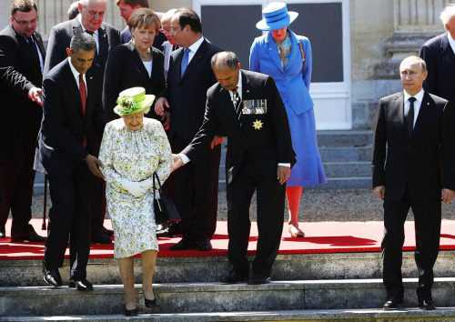 the-alpacas-have-the-phonebox:  feministsupernatural:  royaltyfashion:  royalwatcher:  this picture is killing me  Everybody trying to help The Queen and then there’s Puttin  Putin doesn’t even try not to look like the villain from a James Bond movie.