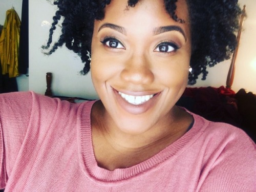 naturalcurlybeautiful:  It’s very rare that my makeup and my twistout are this poppin at the same time!