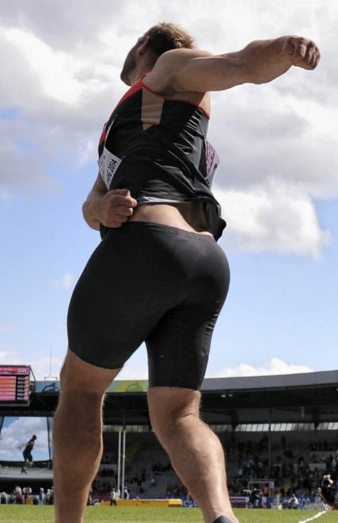 ilovetrackmen: Love the thick throwers! HOT
