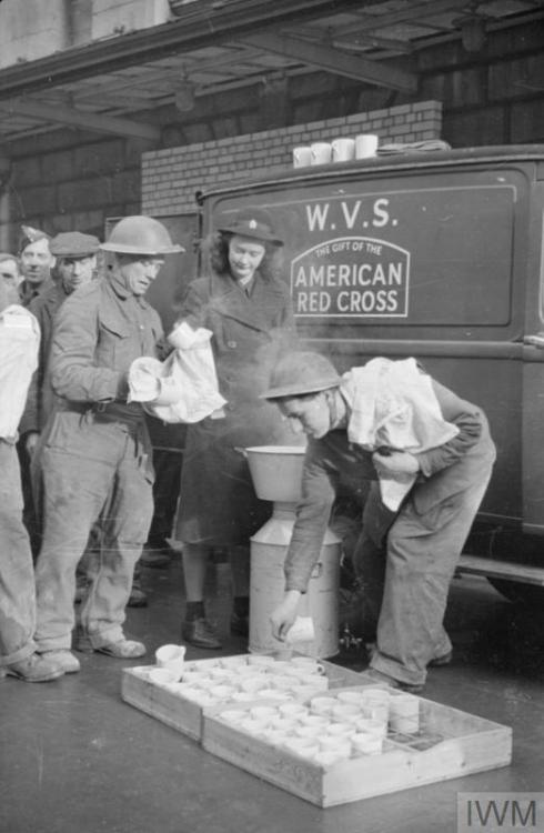 Members of the Women’s Voluntary Service run a mobile canteen inLondon (England, 1941):A group