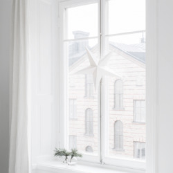 a-little-hipster:  White as snow, pale blog x