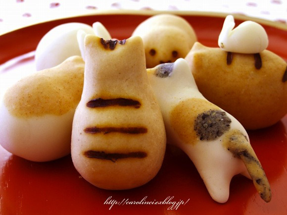 japan-ism:  These lovable cat-themed sweets were made by Caroline, a Japanese housewife.