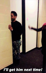 midnightchaser:  bemynightingale: Where’s Steve??! #tourpranks (x)  Omg Steve haha