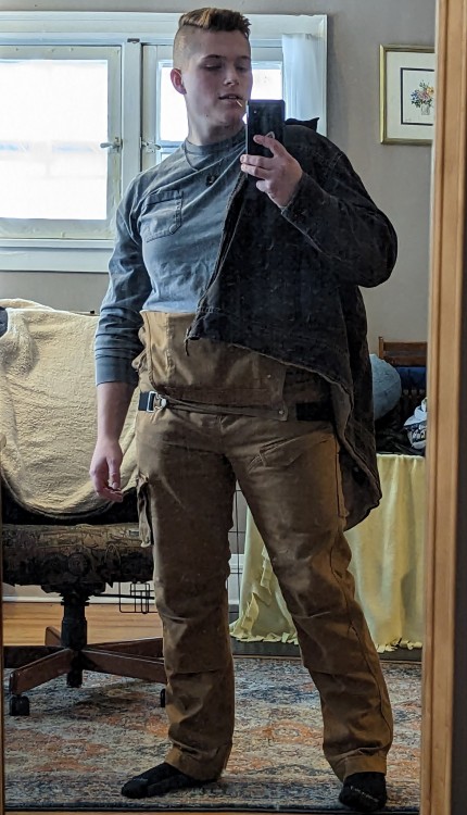 that-stone-butch:🌨️when you want to take outfit selfies but you’re currently in a blizzard🌨️he/him (butch lesbian)