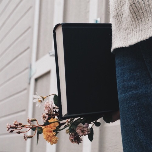 bookishpages:books and flowers are my favorite