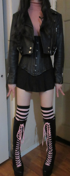 Leather jacket, leather boots, leather corset… And some pink!