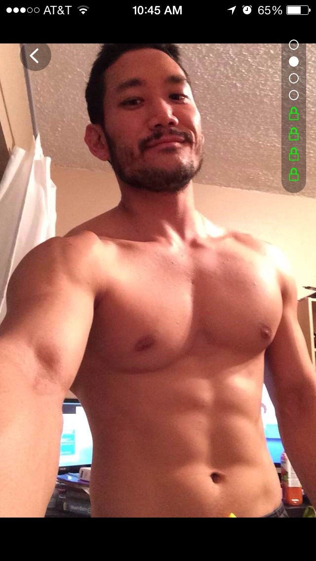 sgasianerotic:  mantop1069:約炮軟件上的日本性感熟男大叔…  Hot daddy