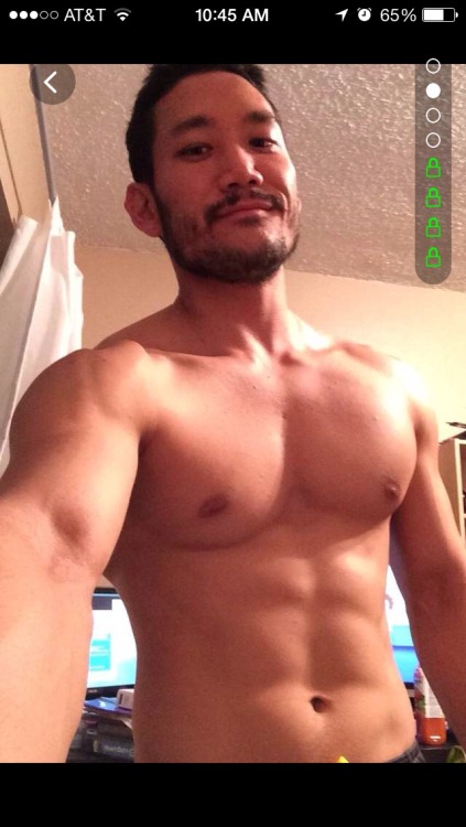 sgasianerotic:  mantop1069:約炮軟件上的日本性感熟男大叔…  Hot daddy