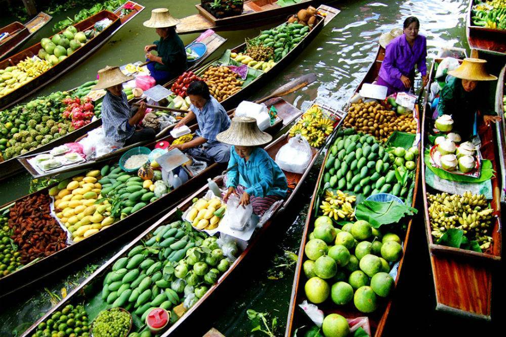 paintmemidnightblue:  sixpenceee:  A floating market is a market where goods are