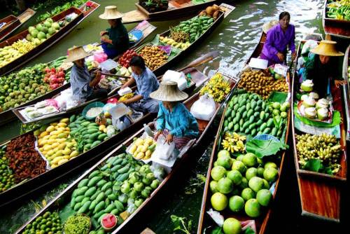 chineserass:sixpenceee:A floating market is a market where goods are sold from boats. Originatin