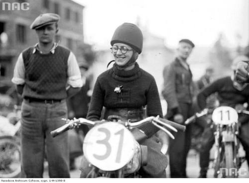 anyskin:Polish Lady bike riders and racers. 1930s