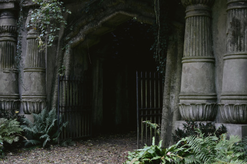 fallbabylon: Egyptian Gate- Highgate Cemetery, London UK