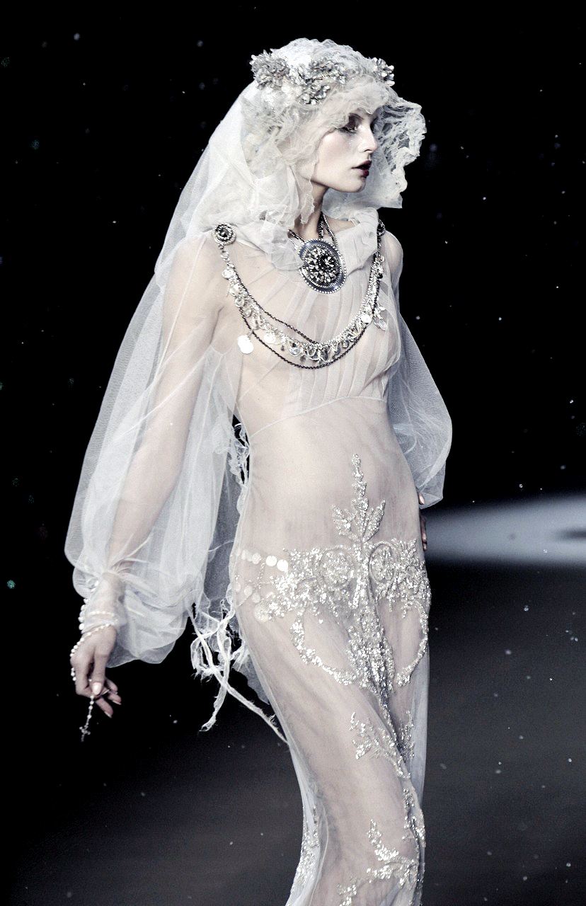 thestandrewknot:  John Galliano Autumn/Winter 2009-2010.