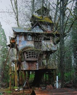 Reminds me of a Howl&rsquo;s Moving Castle :)  