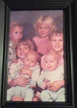 omgdirtydd: My throw back Thursday submit. Im the Blondie in the back in pink. I was 4 in this pick with my sibs  This is righteous @blueeyedbabygirl 😍😍😍  What I want is what you and your bunch o’ siblings watching?!  The way you cut your eyes