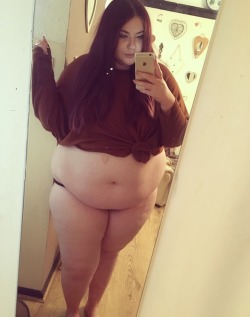 that-fatt-girl:  I know some of you are bored of mirror photos so I’ll be posting belly play vids n stuff soon 😘 