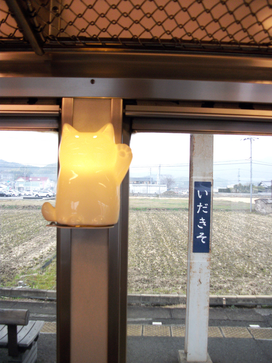 kansaikansou:  Since Tama became the stationmaster, the Kishigawa line has become
