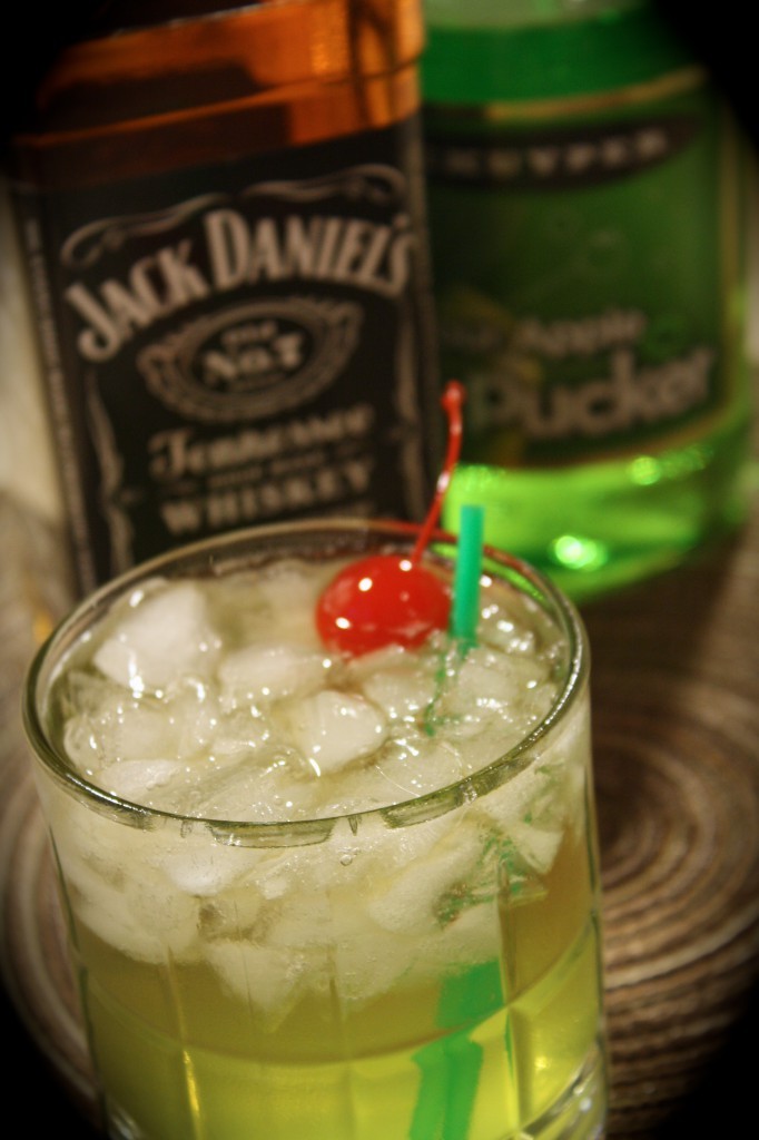 itspartyrehab:  ApplejackIngredients &amp; Measurements: 1.5 oz. Apple Schnapps