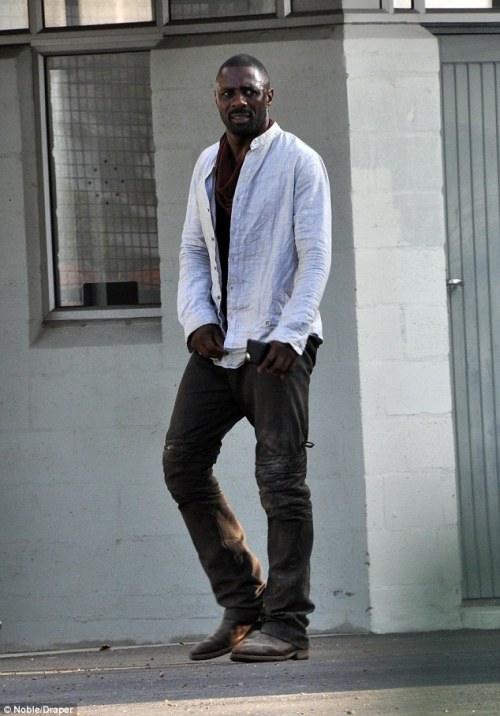 oaksparks: superheroesincolor: blackgirlnerds: Idris Elba on the set of The Dark Tower What a time t