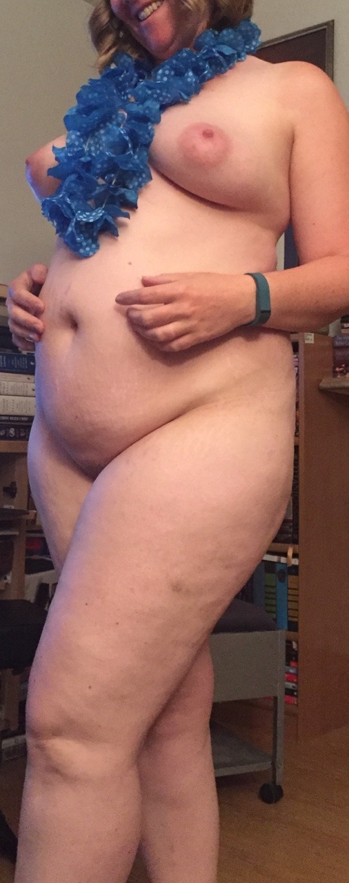 amateurpawg:  http://www.amateurpawg.tumblr.com  Cute amateur with a nice body.