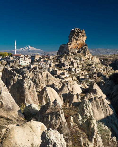 Ortahisar Rock Castle in Cappadocia, Turkey (by inAgitation).