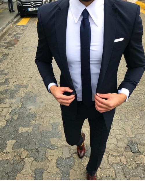 Style by @berdi_begmenov! Loving the button down collar for the crisper look! #gentsbook https://ww