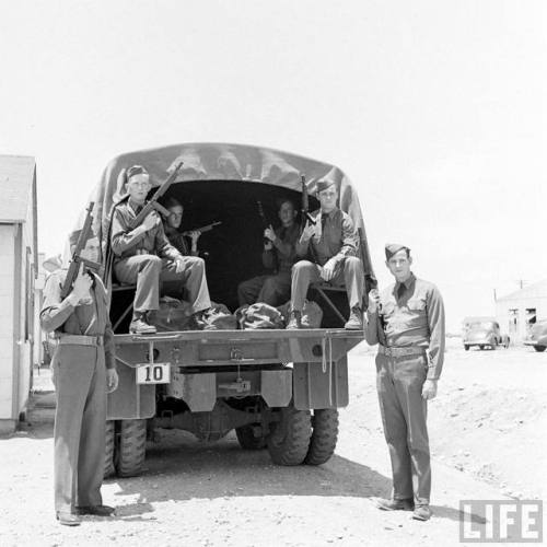 Armed guards for a new bombsight(John Florea. 1942)