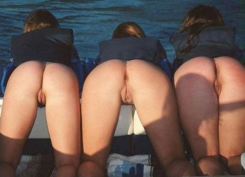 suchcuriousanimals:  playfulmermaidqueen:  Decisions, decisions, decisions  !!!