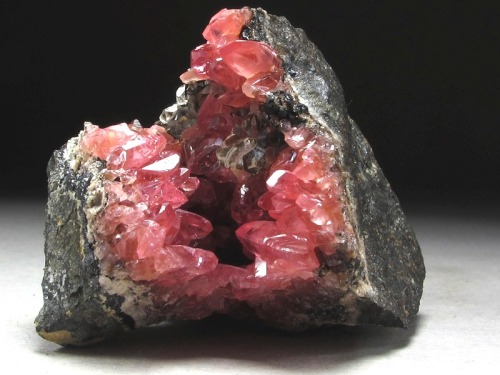 Rhodochrosite &amp; Quartz geode from Peru