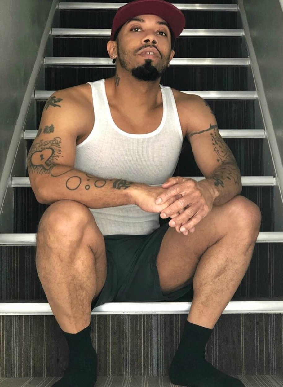socksandskin: https://socksandskin.tumblr.com/ 