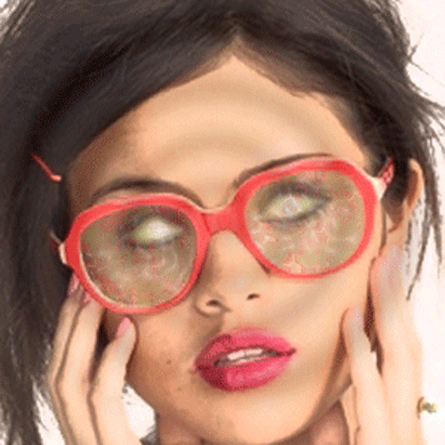 bobswithmenow:Selena knew something was amiss the second she put on the glasses she’d