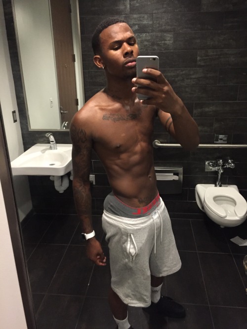 callmemilo2x:   Gym after a long 9 hours at work! Gotta get my body back together!   aaaaaand im here 4 dis 3456and7