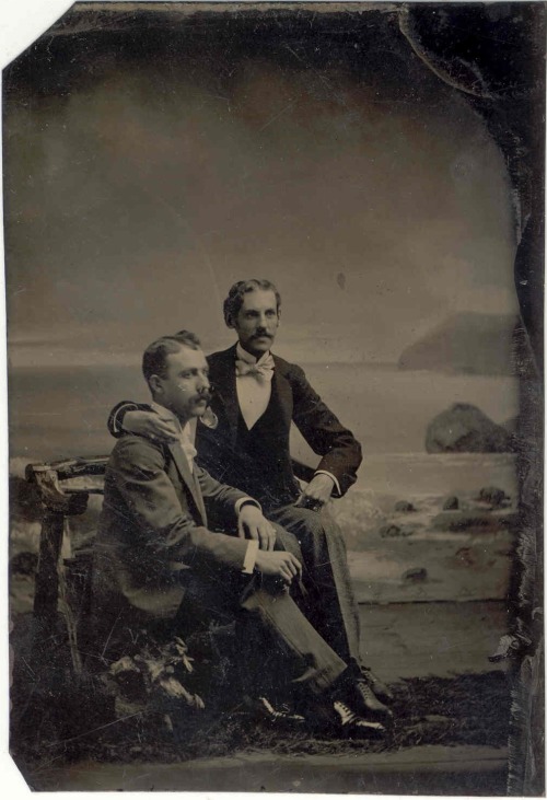 A lovely seaside scene in the backdrop for this affectionate pair, stopping to have their photograph