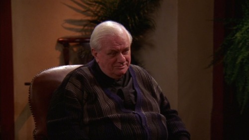 Everybody Loves Raymond (TV Series) -S3/E20 ’Move Over’ (1999),  Charles Durning as Fa