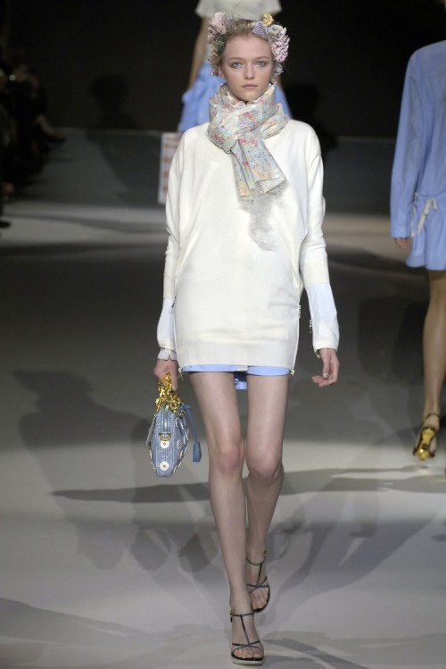 polykowiak:  modelmofos:Vlada Roslyakova @ Louis Vuitton S/S 2007, Paris   Legs 😍