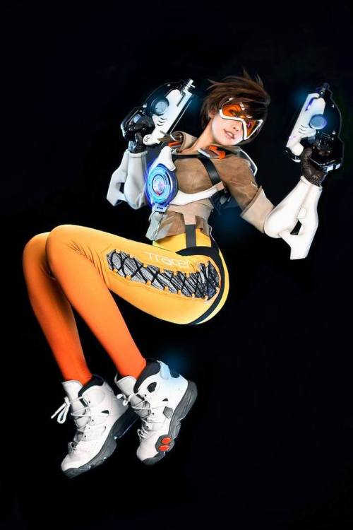 grimphantom2:  cosplayeverywhere:  Overwatch ~ Tracer  Dat cosplay Tracer   cosplay perfection <3 <3 <3