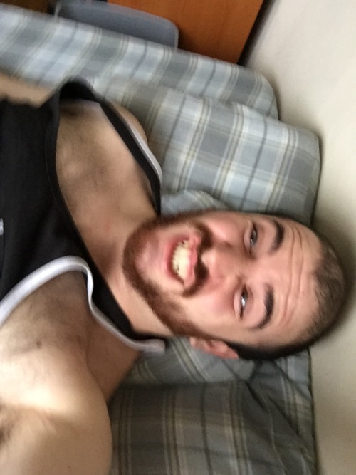 colethecolossus:  My method to take a decent smiling photo of myself 