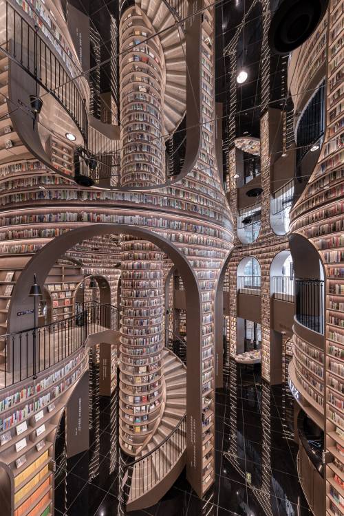 An absolutely surreal bookstore in Chengdu, China.
Photos by Shao Feng.