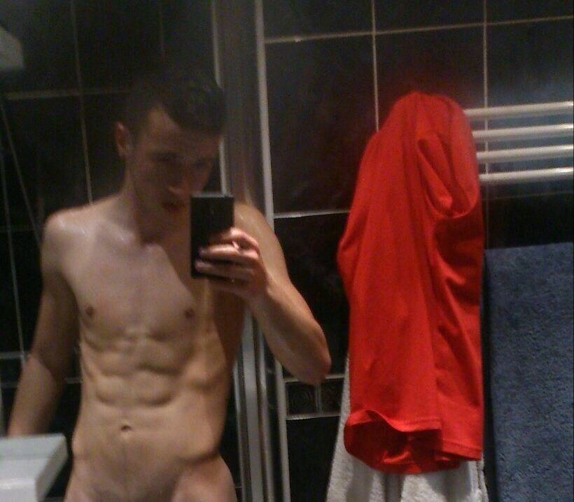 gaalads:  This is one of the hottest lads I know and trust me his body is just constantly