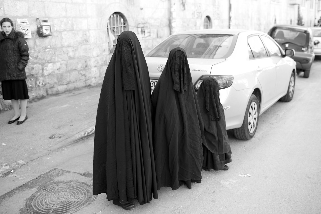 Mujeres judías ultraortodoxas haredim (temerosos de Dios) ataviadas con el “frumka” (similar al burka) en el barrio de Mea Shearim en Jerusalén (Israel). Las mujeres haredim lucen este tipo de prendas en lugares públicos como muestra de modestia. A...