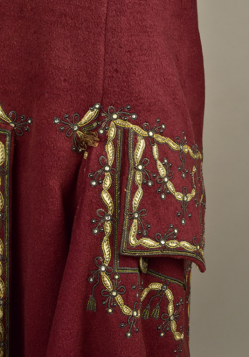 historicaldress:GENTLEMAN’S EMBROIDERED WOOL COAT, 1780Plum velour decorated with cream satin appliq