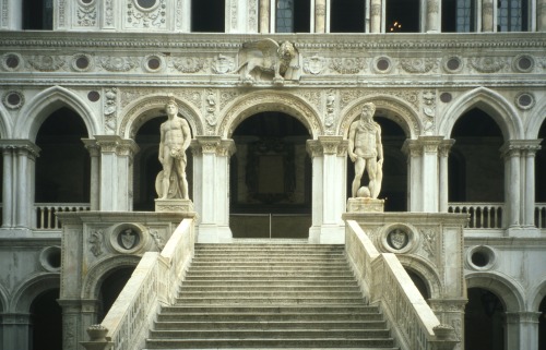 orangexocoatl: Doge’s Palace, Venice. Opened 1424
