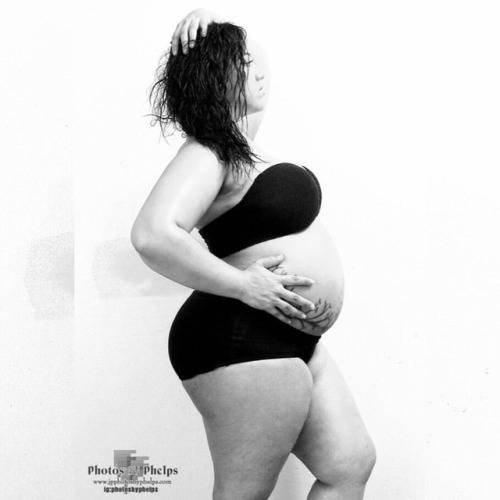 Stylish shoot of one of my most epic ladies Jackie A @jackieabitches  sharing her maternity with my camera #motherhood #beauty #latina #effyourbeautystandards #baltimore #photography #photosbyphelps #hope #scoobydoo #honormycurves Photos By Phelps IG:
