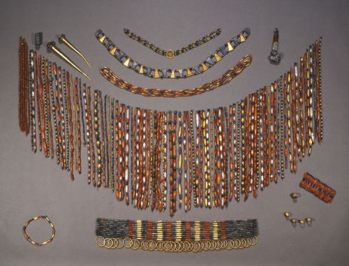 virtual-artifacts:Queen Pu-abi’s beaded cape, belt, and jewelry. The circle on the lower left is her