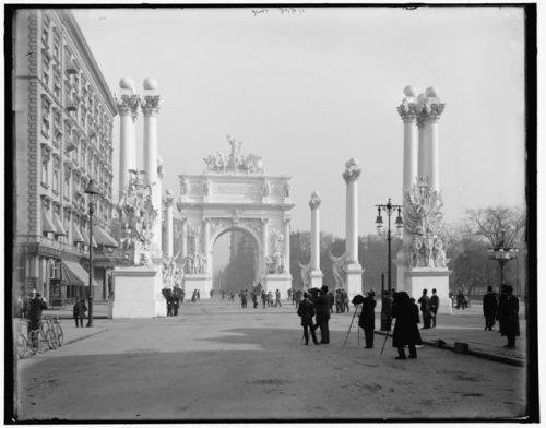 Dewey Arch in Madison Square Park (New York).The Dewey Arch was built in 1899 by Charles Lamb, to co