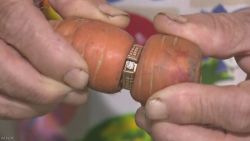 junmyk:  なくした婚約指輪 「にんじんが見つけた」と話題に | NHKニュース