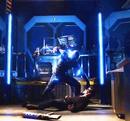 eoiris:Flash Rewatch ⚡️Fave Moments: Zoom = Bulldog. Harry = His favorite chew toy.