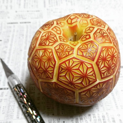 clarrkey: culturenlifestyle:  Gaku’s Ethereal Food Carvings Japanese artist Gaku carves fruits and vegetables, etching intricate patterns on their skins. Keep reading   Do it with an onion 